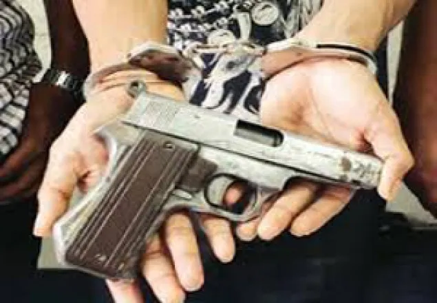 চাঁপাইনবাবগঞ্জে পিস্তলসহ আসামি গ্রেফতার