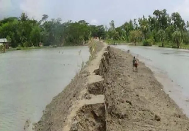 রোয়ানু’র আঘাতে হাতিয়ায় ৭ কি.মি. বেড়িবাঁধ বিধ্বস্ত