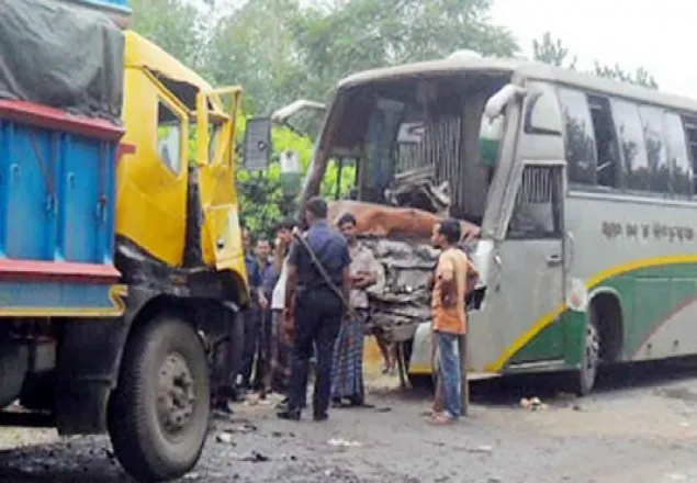 গাইবান্ধায় বাস ট্রাক সংঘর্ষ নিহত ১