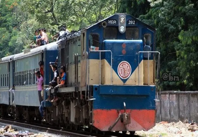 ট্রেনের ছাদে ভ্রমণের দায়ে ১০ যাত্রীকে জরিমানা