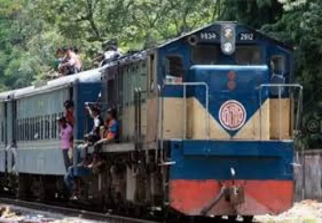 দিনাজপুরে ট্রেন থেকে পড়ে গৃহবধূ নিহত
