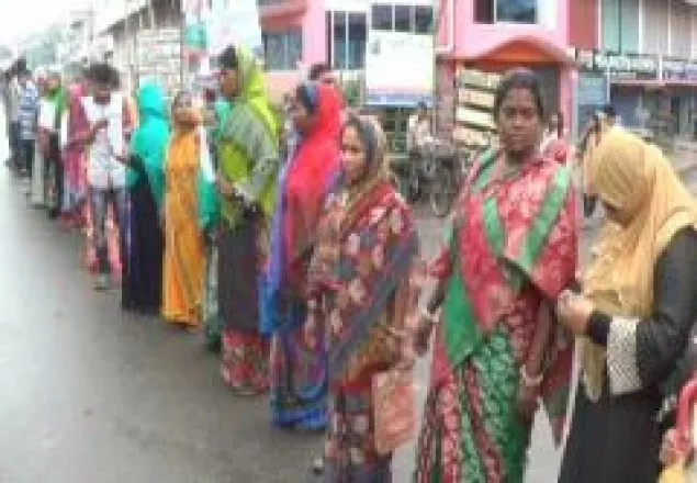 নড়াইলে পুলিশি কর্তৃক মহিলাদের লাঞ্চিতের প্রতিবাদ