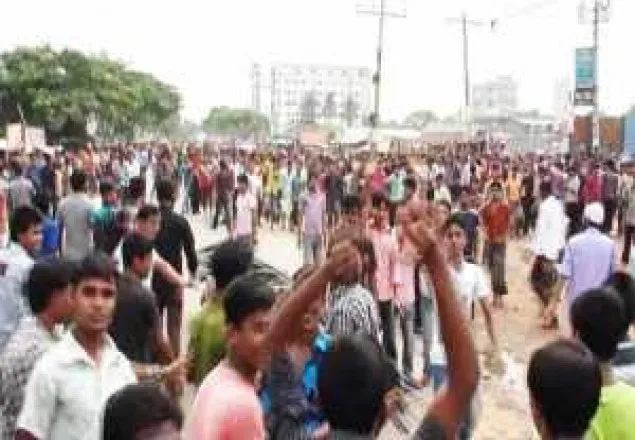 গাজীপুরে বেতনের দাবিতে সড়ক অবরোধ
