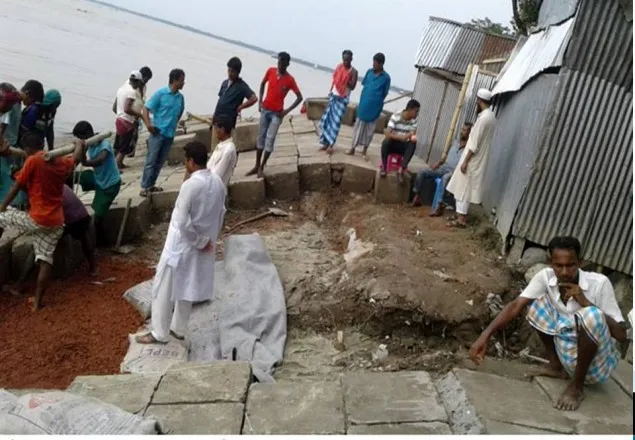 চাঁদপুর শহর রক্ষা বাঁধে সংস্কার চলছে