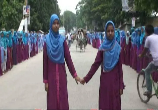 স্কুলছাত্রী কনিকা হত্যার বিচার দাবিতে মানববন্ধন