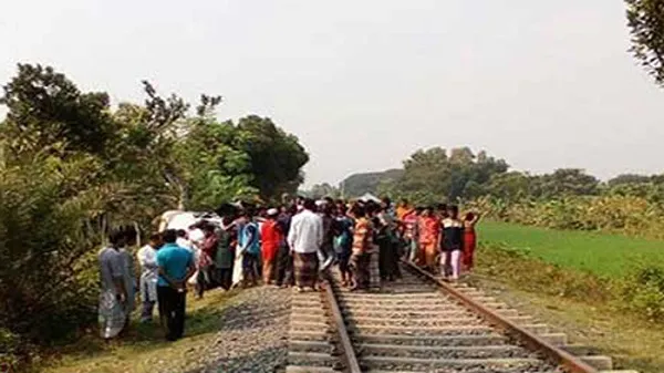 ট্রেনের ধাক্কায় অটোরিকশার ৩ যাত্রী নিহত