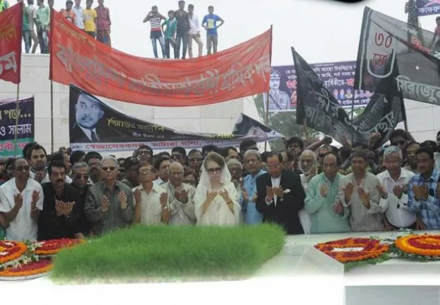 জিয়ার কবরে খালেদা জিয়ার মোনাজাত