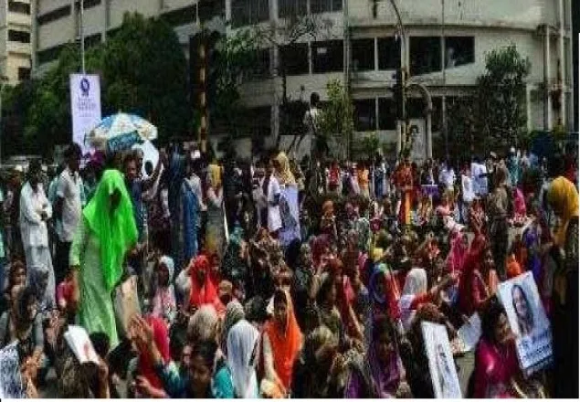 প্রধানমন্ত্রীর সাক্ষাতের দাবিতে নার্সদের রাস্তা অবরোধ