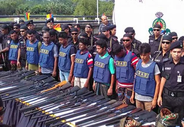 বনদস্যু 'মাস্টার বাহিনীর' আত্মসমর্পণ