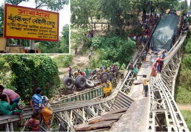 দুটি ট্রাক নিয়ে ভেঙে পড়ল সেতু