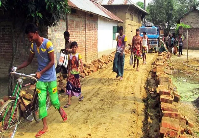 ভোটে হেরে রাস্তার ইট তুলে নিলেন আ’লীগ প্রার্থী