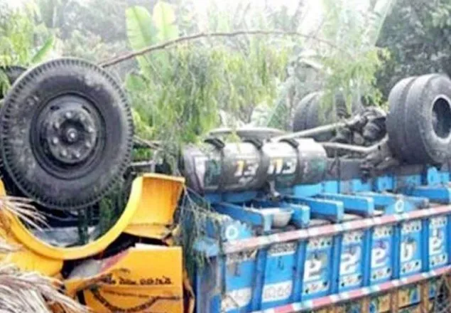 বান্দরবানে ট্রাক উল্টে নিহত ২