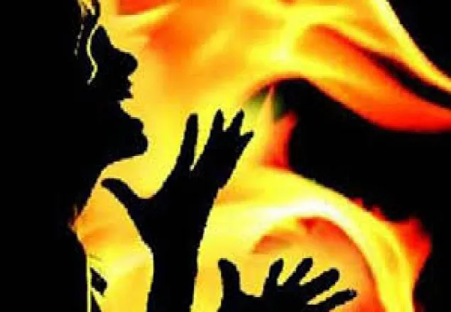 বিয়ের প্রস্তাবে রাজি না হওয়ায় স্কুলশিক্ষিকাকে আগুনে পুড়ে হত্যা
