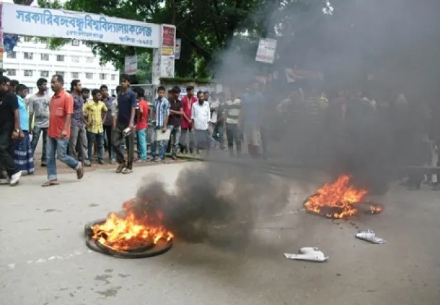গোপালগঞ্জে শিক্ষার্থীদের সড়ক অবরোধ