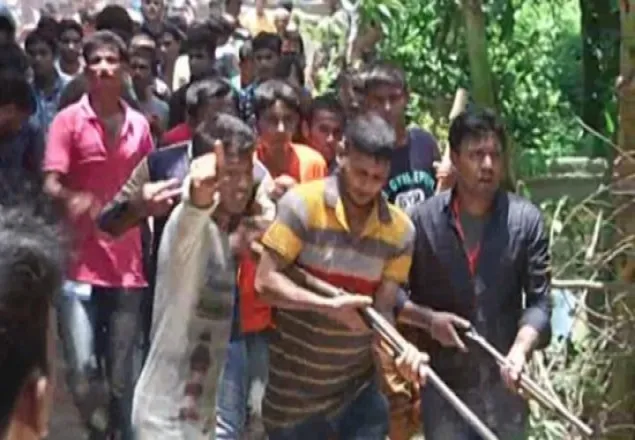 চট্টগ্রামে পুলিশের সামনে অস্ত্র উঁচিয়ে কেন্দ্র দখল, গুলিবিদ্ধ ১২ (ভিডিও)