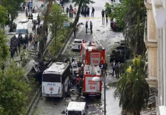 ইস্তাম্বুলে পুলিশের গাড়িতে বোমা হামলা, নিহত ১১
