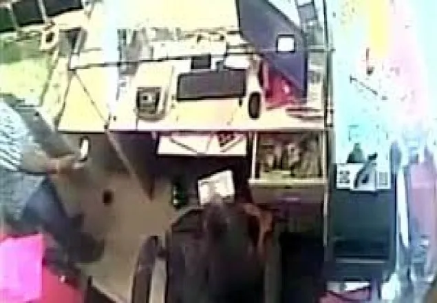 নয় হাজার রুপি লুট করে নিয়েছে এক বানর
