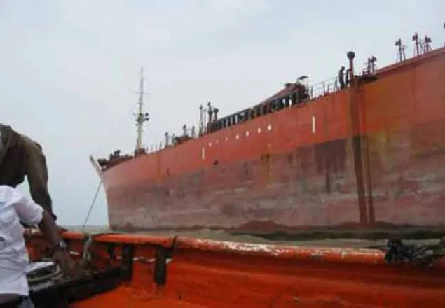 জাহাজের সিঁড়ি থেকে পড়ে ২ পিটারম্যান নিহত