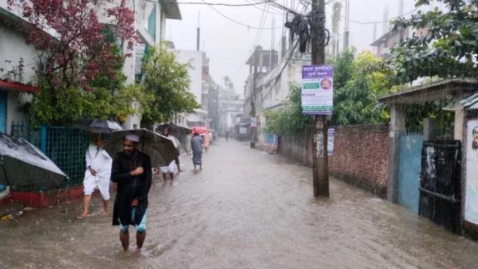 ঘূর্ণিঝড় মিধিলির প্রভাবে উপকূলে ভারী বর্ষণ, স্থবির জনজীবন