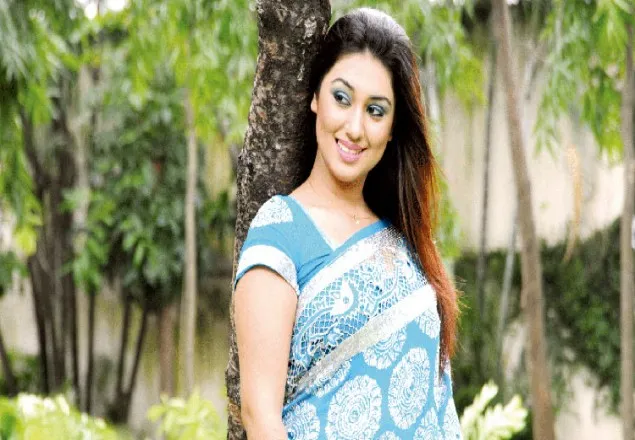 সম্পত্তি বিক্রি করে দেশ ছাড়লেন অপু!