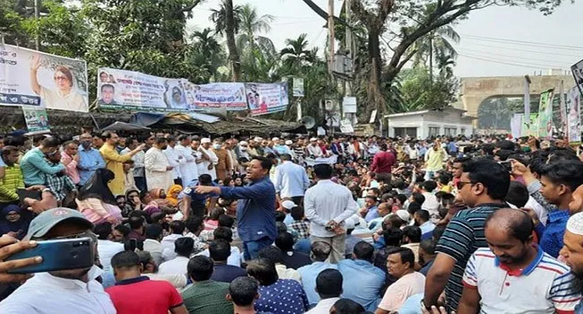 প্রেসক্লাবের সামনে চলছে শ্রমিক দলের সমাবেশ