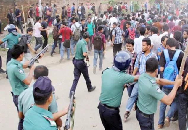 সাভারে পুলিশ- শিক্ষার্থী সংঘর্ষে আহত ১০