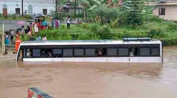 ভারতে ভারি বর্ষণে ১৭ জনের মৃত্যু, শতাধিক নিখোঁজ