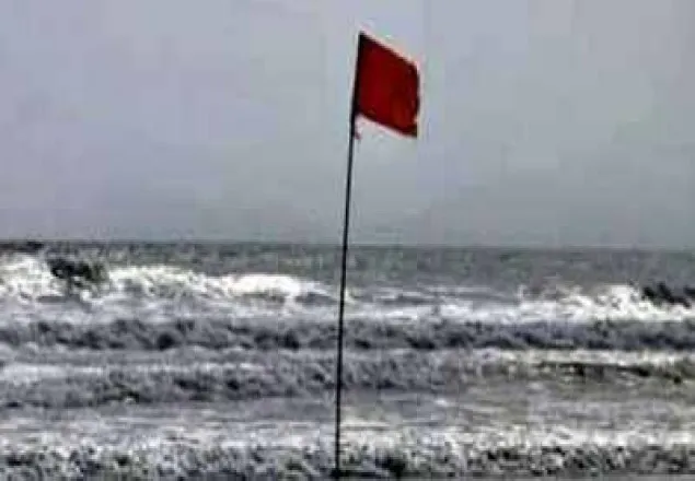 সমুদ্র বন্দরে ৩ নম্বর সতর্ক সংকেত