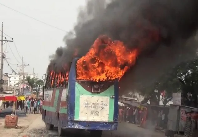 বাসচাপায় শ্রমিক আহত, প্রতিবাদে অগ্নিসংযোগ-ভাঙচুর-অবরোধ