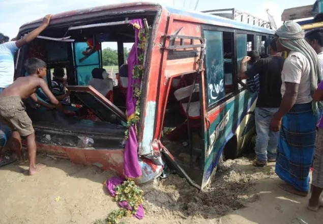 দিনাজপুরে বাস-ট্রাক সংঘর্ষে নিহত ১
