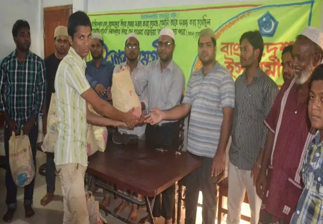খুলনা মহানগরী ছাত্রশিবিরের ইফতার সামগ্রী বিতরণ