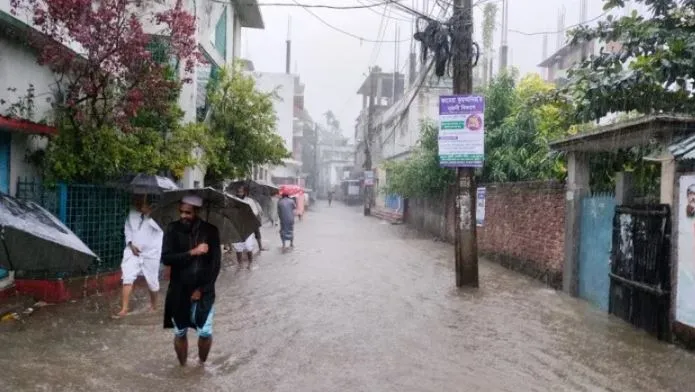 ঘূর্ণিঝড় মিধিলির প্রভাবে উপকূলে ভারী বর্ষণ, স্থবির জনজীবন