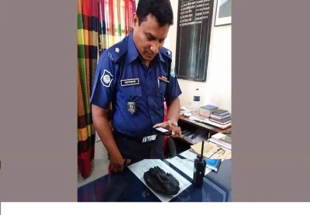 সুন্দরগঞ্জে উদ্ধার কষ্টিপাথরের মূর্তি থানায়