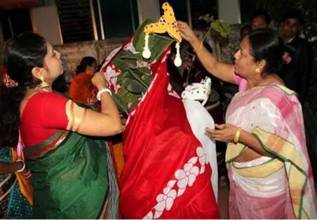 হাতিবান্ধায় বট-পাকুড়ের বিয়ে!
