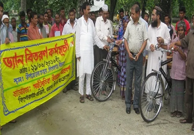 কিশোরগঞ্জে হত দরিদ্রদের মাঝে ভ্যান ও টুলবক্স বিতরণ