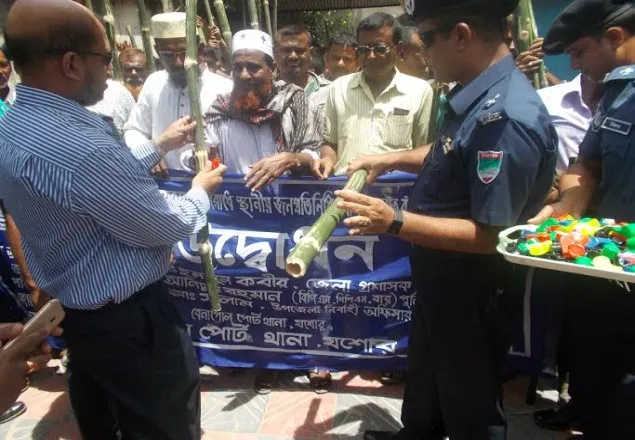 বেনাপোলে সন্ত্রাস ও জঙ্গিবাদ প্রতিরোধে লাঠি ও বাঁশি বিতরন