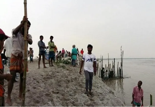 বাড়ছে তিস্তার পানি, হুমকির মুখে ভারত-বাংলাদেশ সীমান্তে নির্মিত স্বেচ্ছাশ্রমের বাঁধটি