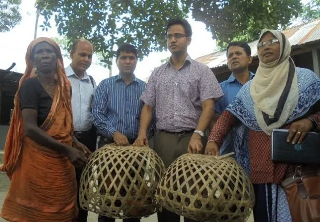 খানসামায় আদিবাসীদের হাসঁ-মুরগী বিতরণ করলেন ইউএনও