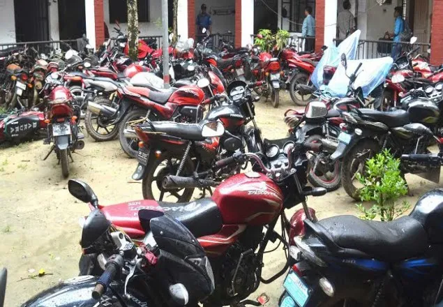 রেজিস্ট্রেশন ও ড্রাইভিং ফিস জমা না নেয়ায় ভোগান্তির শিকার