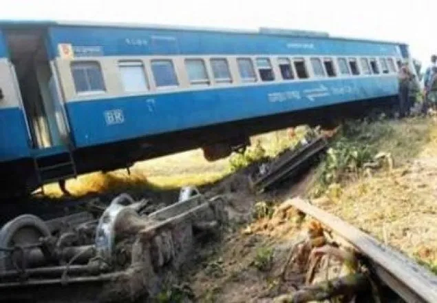 বোনারপাড়ায় লালমনি এক্সপ্রেস লাইনচ্যুত