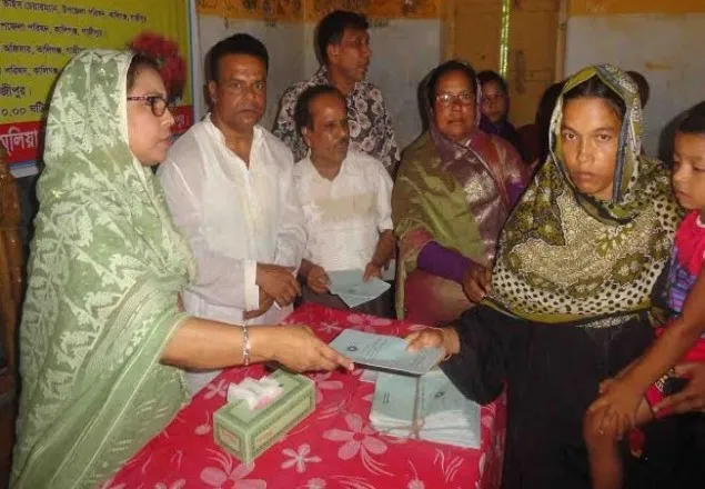 বর্তমান সরকার বয়স্ক, বিধবা ও প্রতিবন্ধী বান্ধবঃ চুমকি