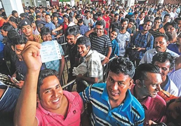 কমলাপুরে টিকিট প্রত্যাশীদের উপচেপড়া ভিড়