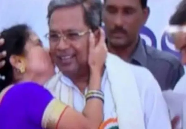 প্রকাশ্যে মুখ্যমন্ত্রীকে চুমু দিলেন নারী (ভিডিও)