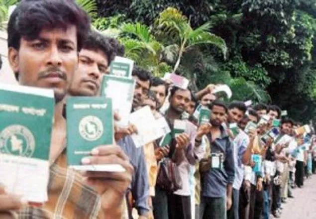 নড়াইলে পাসপোর্টের টাকা জমা না নেয়ায় চরম ভোগান্তি