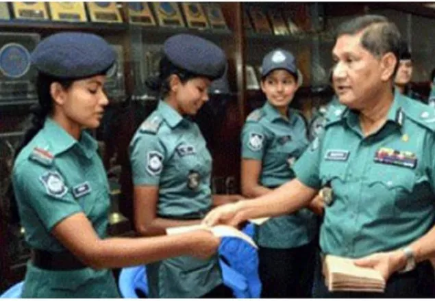 নারী সার্জেন্টদের ঈদ সম্মানি দিলেন ডিএমপি কমিশনার
