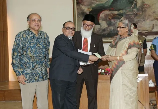 প্রধানমন্ত্রীর হাতে ইসলামী ব্যাংকের চেক!