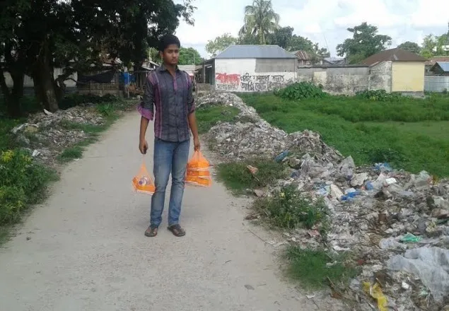 খানসামায় রাস্তার দু'পাশে বর্জ্য ফেলায় ব্যাপক জনদুর্ভোগ