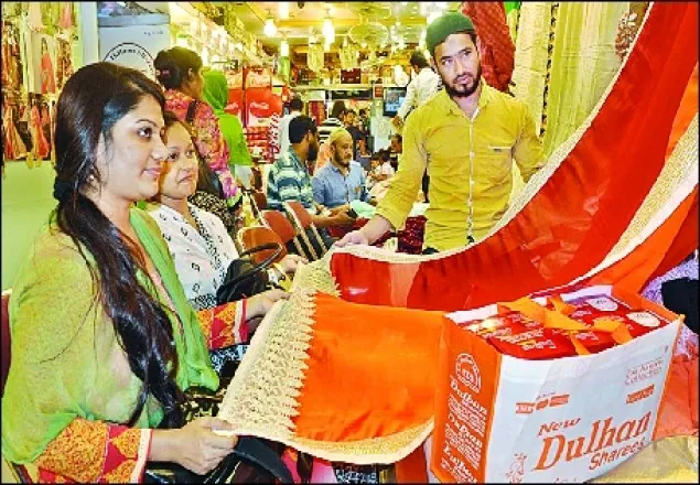 প্রচণ্ড গরমে অতিষ্ঠ নগরবাসী : মধ্যরাতে ঈদের কেনাকাটা