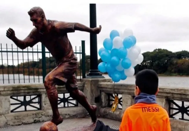 উন্মোচন হলো মেসির মূর্তি