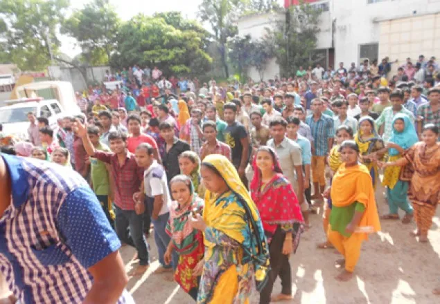 সাভরে বেতন-বোনাসের দাবিতে শ্রমিকদের বিক্ষোভ